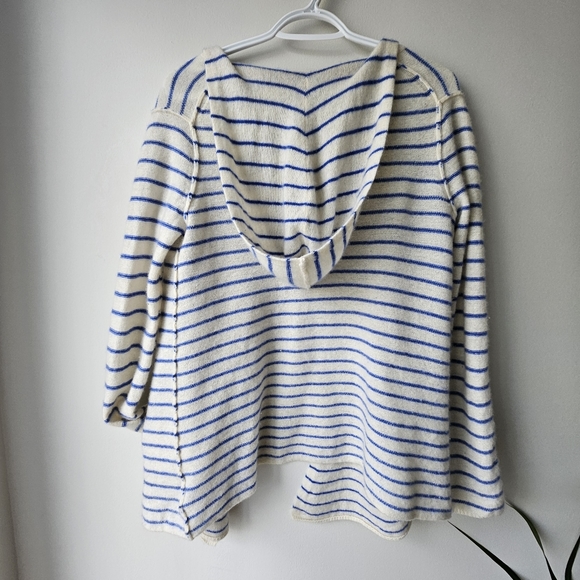 360 Cashmere Cardigan White with Blue Stripes - Picture 2 of 7